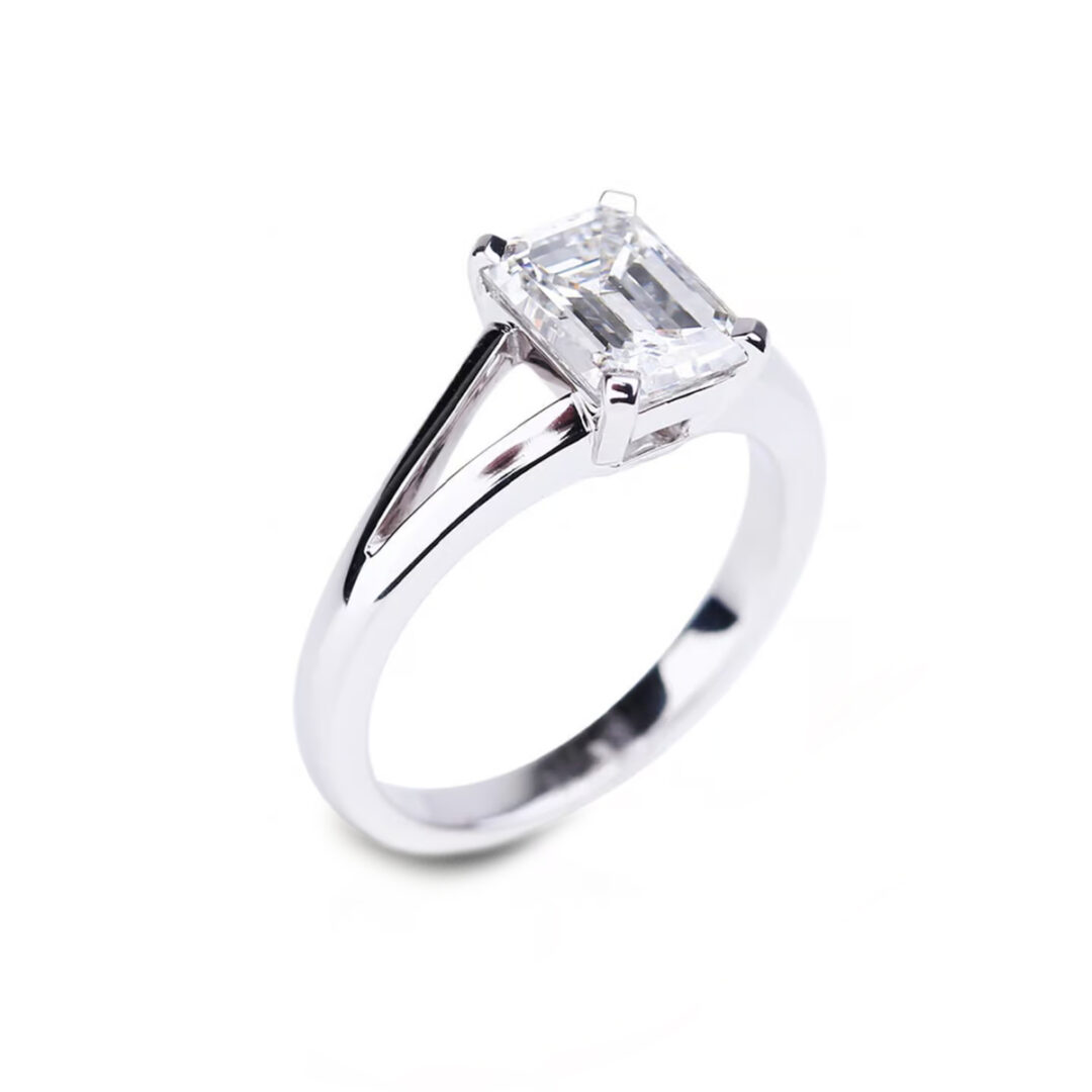 Solitaire diamant taille émeraude or blanc bague de fiançailles à la Compagnie des Gemmes joaillier à Paris