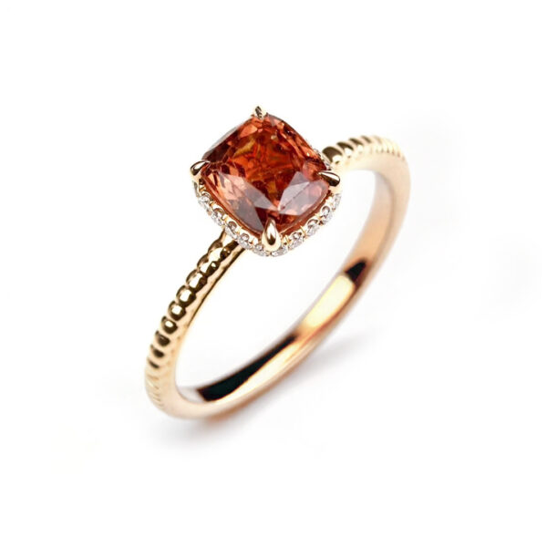 Crown Chic parisien bague saphir orange entourage diamants sur anneau en or rose Compagnie des Gemmes joaillier à Paris