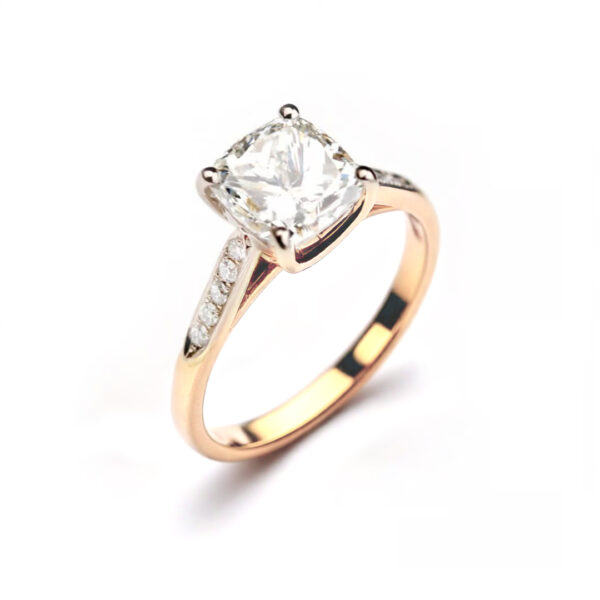 Bague fiançailles solitaire diamant coussin