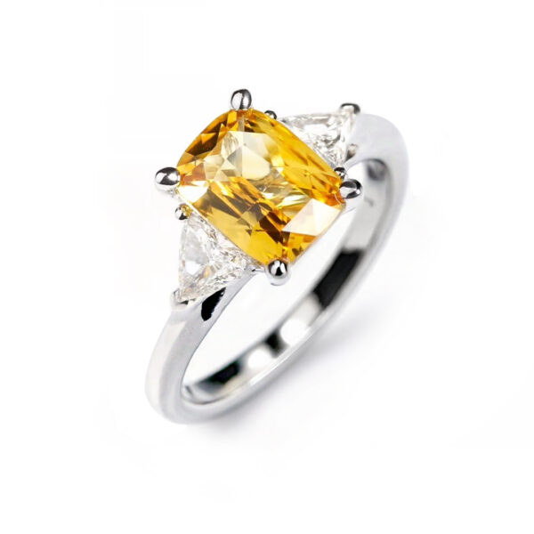 Bague fiançailles saphir jaune et diamants trillion Compagnie des Gemmes joaillier à Paris