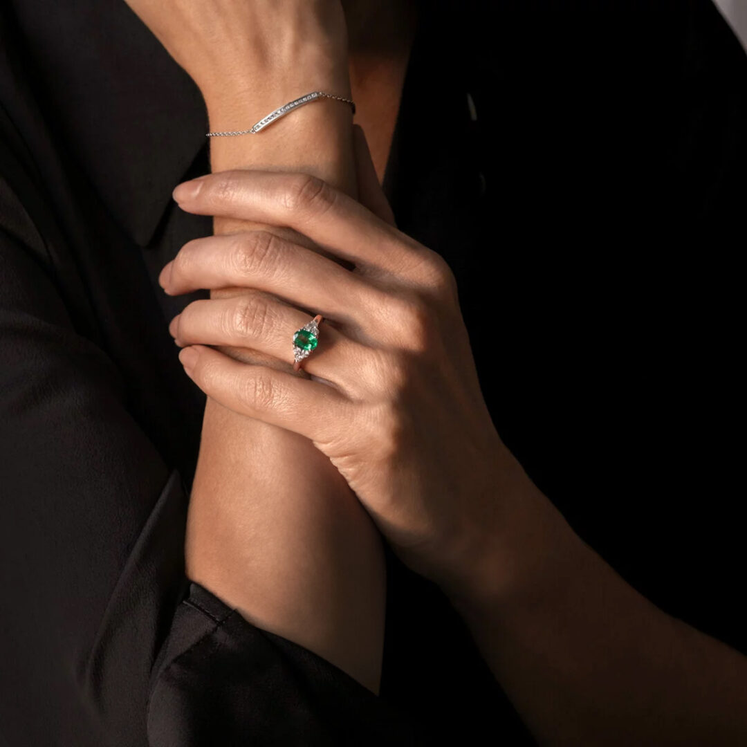 Bague émeraude ovale accompagnée de 6 diamants taille brillant Collection Dubarry Compagnie des Gemmes et bracelet diamants